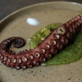 料理メニュー写真&nbsp;タコ足の炭火焼とリヨネーズポテト ジェノヴェーゼ