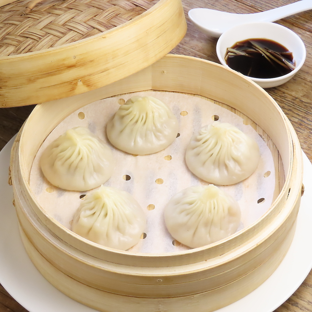 上海本場の味【小籠包】豚肉と海老2種類があり、ご注文後に作り上げるので出来立てアツアツをご提供