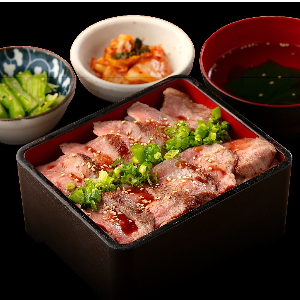 ランチメニューも充実!! 【写真は一番人気のカルビ重セット 】