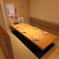 【テーブル席：4～6名様】同僚やご友人同士などグループでのお集まりに最適。広々としたテーブル席です！ご友人同士や女子会など様々なシーンでお使いいただけます。