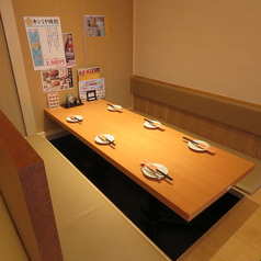 【テーブル席:4~6名様】同僚やご友人同士などグループでのお集まりに最適。広々としたテーブル席です!ご友人同士や女子会など様々なシーンでお使いいただけます。