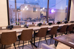 カウンターやソファ席を完備し、学生さんや近隣の方にも寛いでいただける空間作りを心がけています。カウンター席にはコンセントもご用意♪急に充電が必要になった際にも安心♪