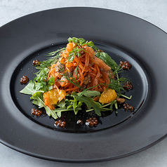 自家製サーモンマリネとイクラのキャロットラペサラダ