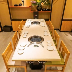 【大小さまざまなお席をご用意】店内は温かみのある明かりで雰囲気抜群♪気の合うお友達との飲み会や女子会などに是非ご利用ください。お席は人数に合わせてご用意できます。ご相談ください！皆さまのご来店を心よりお待ちしております。