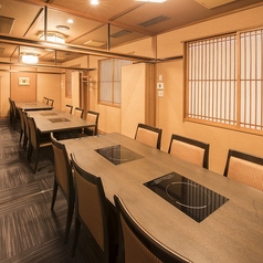 テーブル席ございます。ご家族、ご友人とのお食事はもちろん、各種ご宴会もぜひ『かごの屋』をご利用下さい。