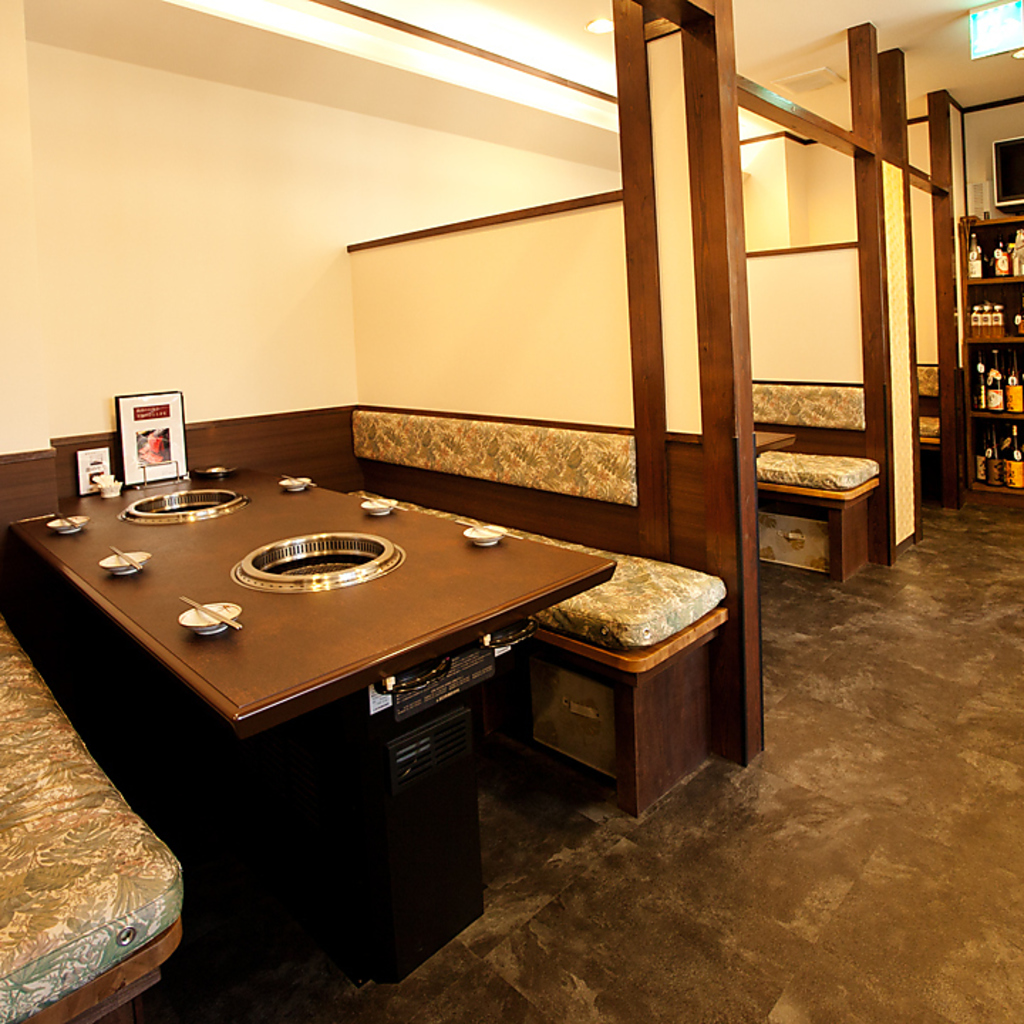 店内は広々とした贅沢空間。テーブル席や半個室の席など、ゆったりとお過ごしいただけます！