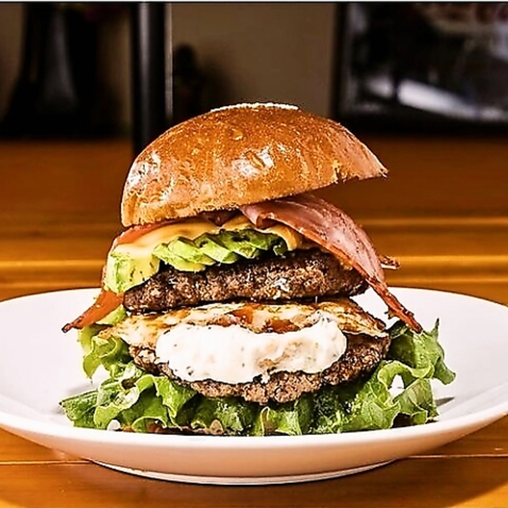 【ハンバーガーに食らいつけ！】旨味の強い信州牛に地元野菜を使った贅沢ハンバーガーを召し上がれ！