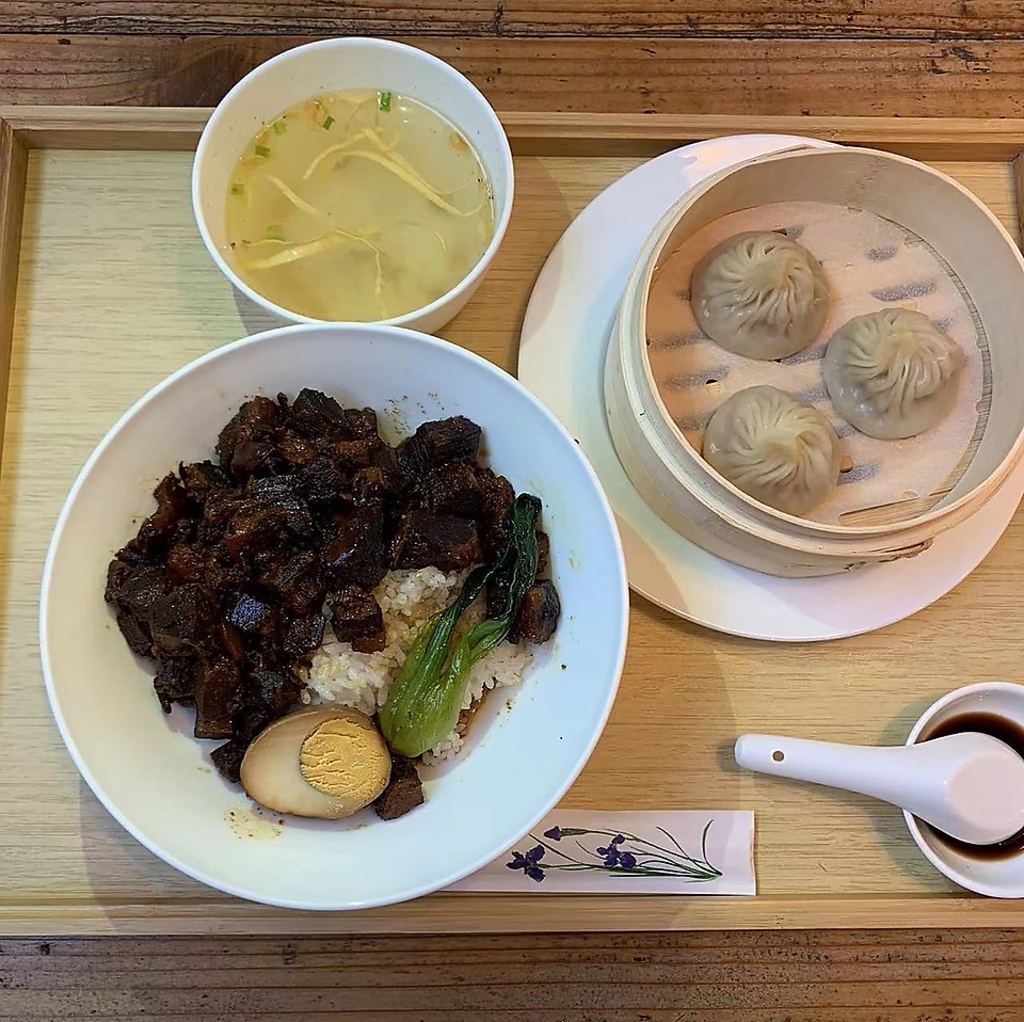 4種類のランチセットをご用意しています。全品1,100円(税込)に当店こだわりの小籠包が付いています。