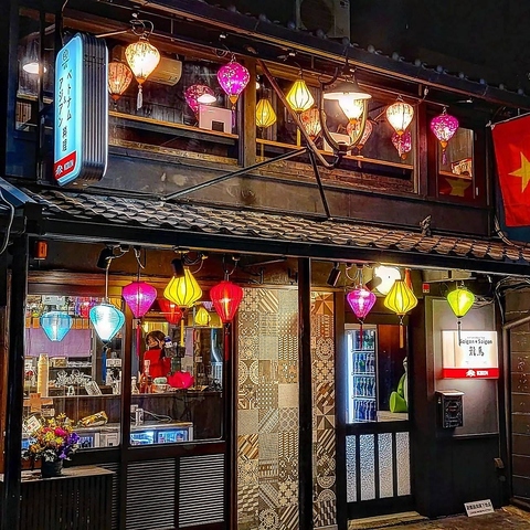 町家の雰囲気にランタンを使いホイアンをイメージした店内で味わえる本格ベトナム料理