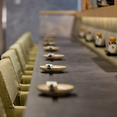 お一人様でのご来店や、デートでの利用にも最適なカウンター席をご用意。目の前で職人が握る本格寿司を気軽に楽しめます。