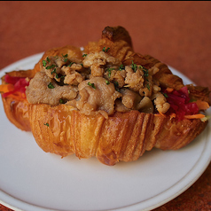 【MELLOWのアレンジクロワッサン】ジンジャーポークと2色のアグロドルチェ