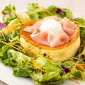 料理メニュー写真&nbsp;生ハムとクリームチーズのオープンパンケーキ