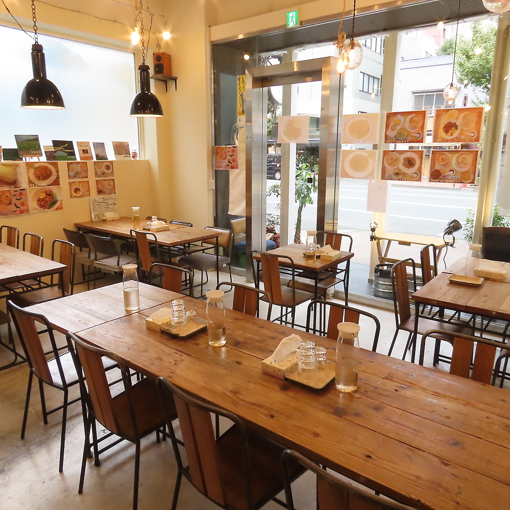 1階にあるお店なので出入りがしやすいです。小伝馬町駅から徒歩約3分、バス停も近くてアクセス便利。