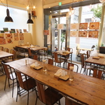 1階にあるお店なので出入りがしやすいです。小伝馬町駅から徒歩約3分、バス停も近くてアクセス便利。