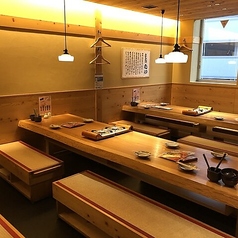 大人数でも安心なテーブル席は最大16名様まで利用可能です。急な食事会でも安心です◎ランチメニューは今やTVなどでも多数取り上げられるくらい、人気の当店名物となっております。辛子明太子・からし高菜・ご飯が食べ放題！友人や同僚との楽しい時間を提供します。一度は食べたいランチです。