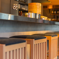 産地直送の鮮魚や野菜を使った多彩な料理を提供しており、カウンターに並ぶ大皿料理は直接見て選んでいただけます！