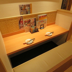 【カウンター席：4席】ょい飲みやデートにおすすめ！お一人様も大歓迎♪お仕事帰りの一杯や同僚とのちょい飲み、デートにおすすめのカウンター席(全6席)。オープンカウンターですので、調理している小気味良い音など臨場感もお楽しみいただける当店の特等席です。