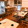 4名掛けテーブルを2つ繋げて利用でき、6～8名程度の食事にぴったり。会話しやすい並びで、仲間同士の集まりや少し大人数の飲み会にも使いやすい席です。