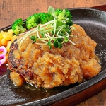 当店人気の『鉄板ハンバーグ』は4種のエバス自家製ソースからお好みのソースをお選びいただけます♪