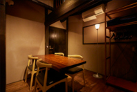 2階はテーブル席をご用意。ゆったりとくつろげます。