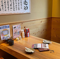 九州の豊かな食文化に触れられるやまやは、特にランチメニューが人気です！木の温もりに包まれた和の空間で、落ち着いた時間を過ごせます♪ 半個室や、最大16名様までのテーブル席も完備しているので、友人や家族との集まりにもぴったり◎人気のもつ鍋や明太子を味わいながら、心温まる時間をお楽しみください。