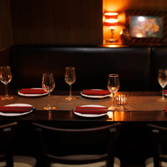 明るい空間で広々としたテーブル席はゆったりとおくつろぎ頂けます。