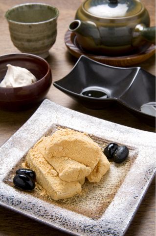 豆乳を使ったヘルシーで美味しいデザートが充実♪和を基調とした店内は癒しの空間。