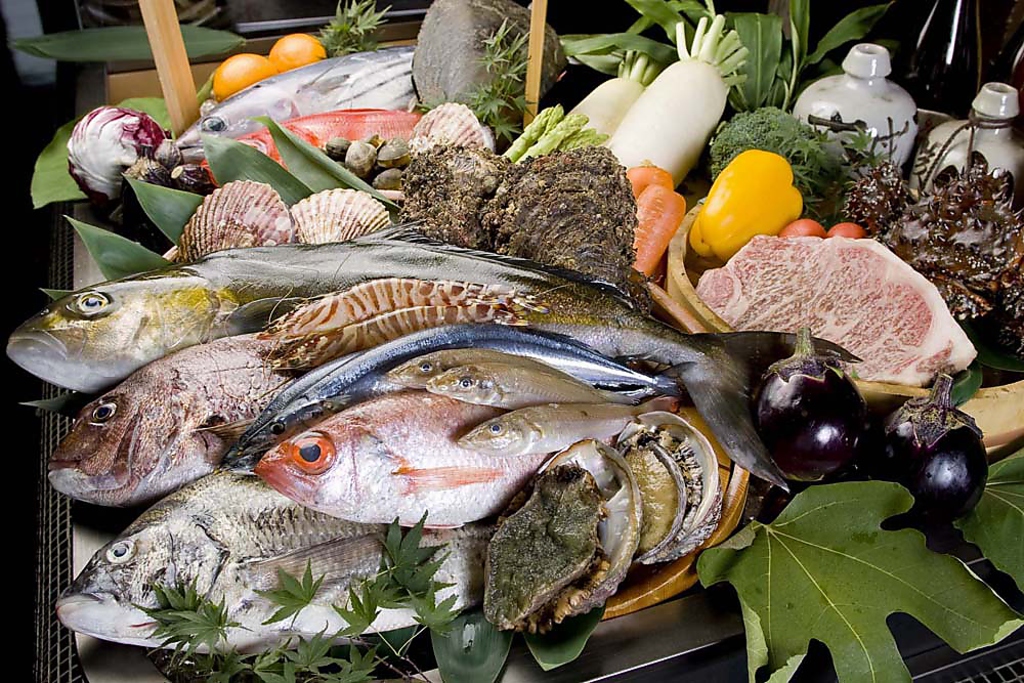 漁港直送の魚介類をお料理いたします。煮魚、天ぷら、焼魚など色々ご用意いたしております。