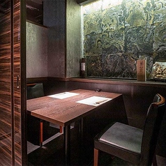 2名様専用の個室も完備しております。静かな環境で、特別な時間を過ごしたい方にぴったりの空間です。大切な人とのひとときを心ゆくまでお楽しみください。※席のみの予約はご遠慮ください。