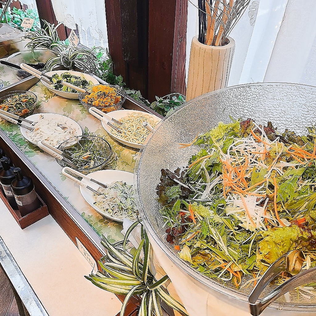 おかわり自由が嬉しいサラダバー＆スープバー＆デザートバー♪お野菜はエバスファーム直送で鮮度も◎