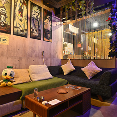 ゆったりとしたふかふかのソファー席をご用意しております◎温かみのある店内で最高品質のシーシャをご堪能ください◎ゆったりとした時間が流れる、大人のための空間となっております。気になることなどございましたら、是非お気軽にお問い合わせください！