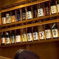 圧巻の日本酒棚！常時60種あります。飲み放題は40種以上ご用意しております。