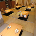 貸切利用なら、広々とした掘りごたつ席が一体となり、大人数でもゆったり過ごせる特別空間に早変わり。会社宴会や打ち上げ、仲間内の集まりにも最適で、一体感のある盛り上がる宴会が叶います。周囲を気にせず、料理も会話も思い切り楽しめる贅沢な時間をご提供します。