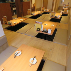 貸切利用なら、広々とした掘りごたつ席が一体となり、大人数でもゆったり過ごせる特別空間に早変わり。会社宴会や打ち上げ、仲間内の集まりにも最適で、一体感のある盛り上がる宴会が叶います。周囲を気にせず、料理も会話も思い切り楽しめる贅沢な時間をご提供します。