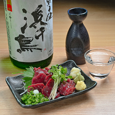 低カロリーで高タンパク。種類豊富な自慢の馬刺しを堪能