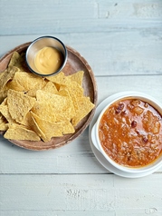 チリコンカーンとタコスチップス