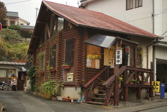 温かみのある木製の店内 東京下町の味元祖もんじゃ