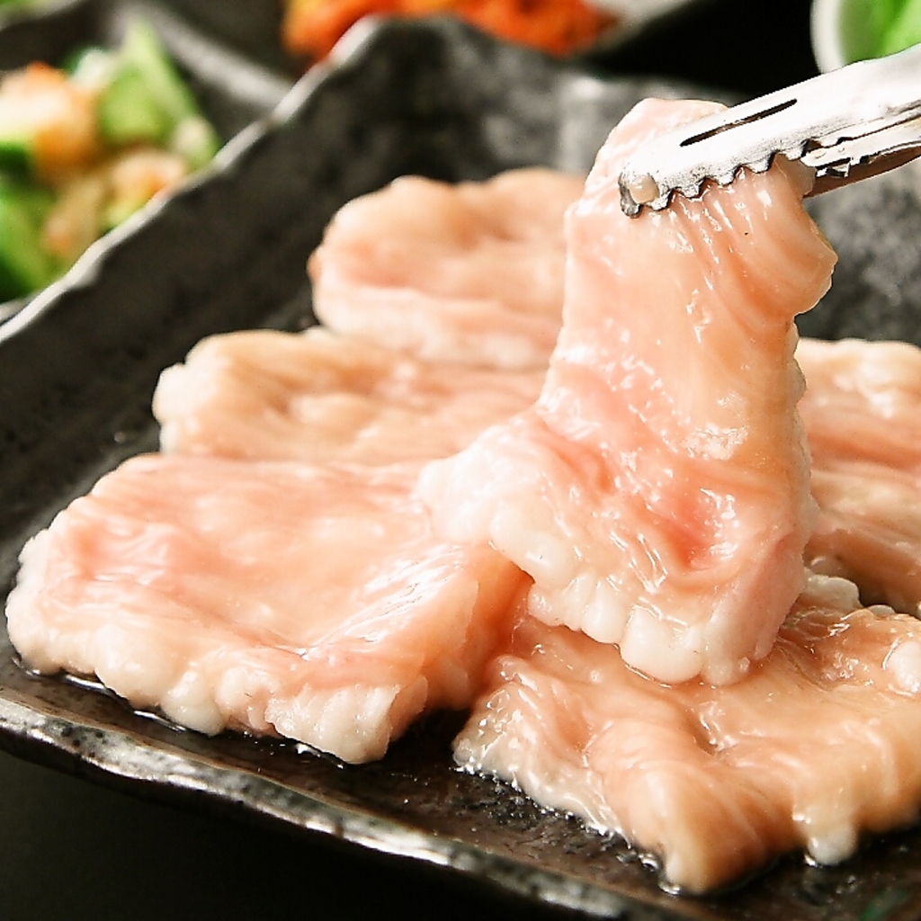 当店の牛ホルモンは鮮度抜群でプリプリ食感♪自家製ミソダレを付けて、炙ってお召し上がりください。