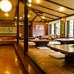 6名様掛けの座敷席は、「和の雰囲気」を大切にした落ち着いた空間が魅力です。広々とした座敷は、リラックスしてお過ごしいただけます。座敷の床は赤松、小上りの床は落葉松を使用し、食材と同じく,建材も「地産地消」をポリシーに、シックハウス症候群の原因となるアレルギー物質を排除した体に優しい造りになっております