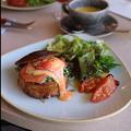 料理メニュー写真&nbsp;ノルウェーサーモンとアボカドのエッグベネディクト