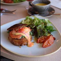 ノルウェーサーモンとアボカドのエッグベネディクト