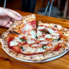 本格薪窯で焼き上げる絶品ナポリピッツァの写真