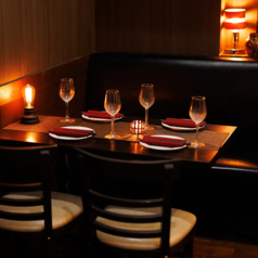 雰囲気抜群の個室にご案内いたします。普段居酒屋利用が多い方も、お仕事帰りの飲み会、ご友人とのお食事、デートにぴったりなくつろぎプライベート空間をご提供いたします。※写真はイメージです。