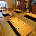 店内をまるごと貸切にすれば、広々とした掘りごたつ席が一体感たっぷりの宴会空間に。視界が開けたレイアウトで、参加者全員が自然とつながり盛り上がれるのも魅力です。会社行事や特別な集まりなど、大切なひとときを思い切り楽しめる贅沢な貸切スタイルをご提供します。