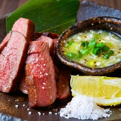 ネギ塩レモンで食べる「厚切り牛タン」