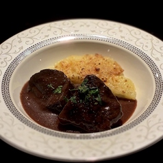 ほろっと解ける極上の柔らかさ!牛肉の赤ワイン煮込み