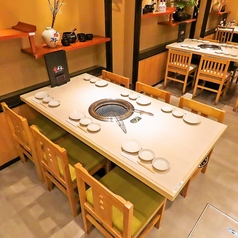 絶品焼肉と旨い酒をゆっくりとお楽しみ頂けます。温かな印象の間接照明があり、宴会や合コン、デート等にも最適なゆったり寛ぎ頂ける店内です。しっぽりとゆっくり語らいながら過ごすのも◎何かご希望がございましたら、お気軽にお声掛けくださいませ♪