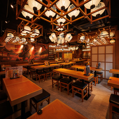 【中型宴会~大型宴会向けテーブル席・貸切】仲間内や会社での宴会や、同窓会や結婚式の二次会などに最適な広々空間の団体様向けテーブル席をご用意◎最大130名様までご案内可能◎貸切のご相談もお気軽にお問い合わせください。