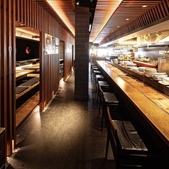 カウンター席は目の前が調理場で臨場感が抜群。席の間隔も広いので落ち着いてお召し上がりいただけます。