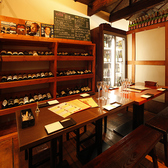 木の温もりを感じる店内は、ゆったり落ち着ける居心地の良さが魅力♪カジュアルながらも大人の隠れ家のような空気感で、デートや女子会にもぴったりです◎